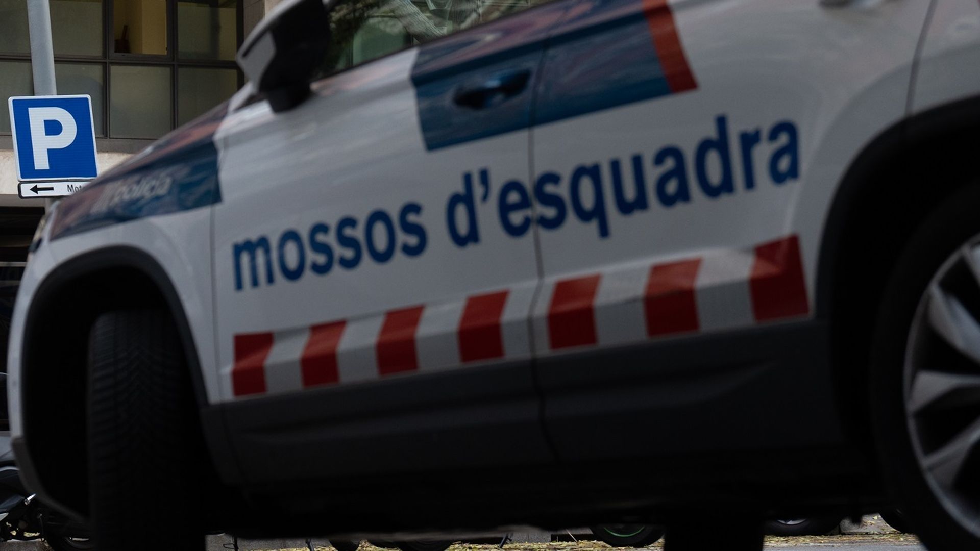 Herido crítico al saltar desde un cuarto piso tras apuñalar a tres personas en Barcelona Herido crítico al saltar desde un cuarto piso tras apuñalar a tres personas en Barcelona