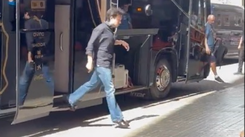 Pitos y protestas a la llegada del autobús del Valencia CF