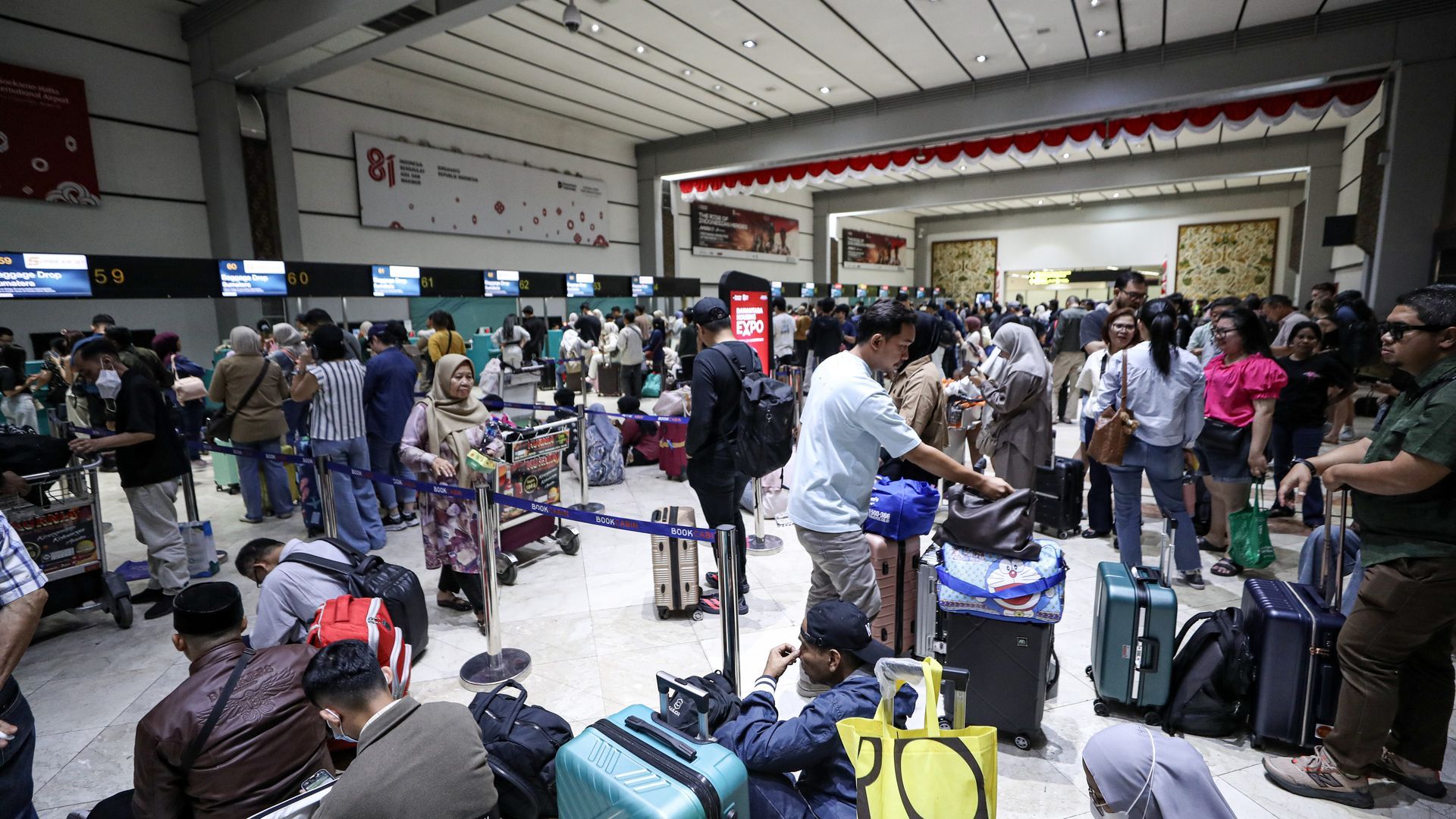 La erupción del volcán Anak Krakatoa obliga a cerrar seis aeropuertos de Indonesia, entre ellos el de Yakarta La erupción del volcán Anak Krakatoa obliga a cerrar seis aeropuertos de Indonesia, entre ellos el de Yakarta