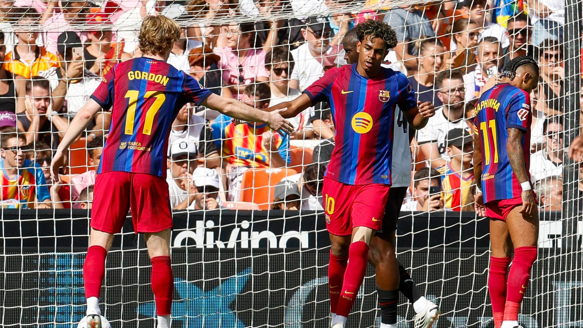 Lamine Yamal celebra un gol del Barcelona en Mestalla.