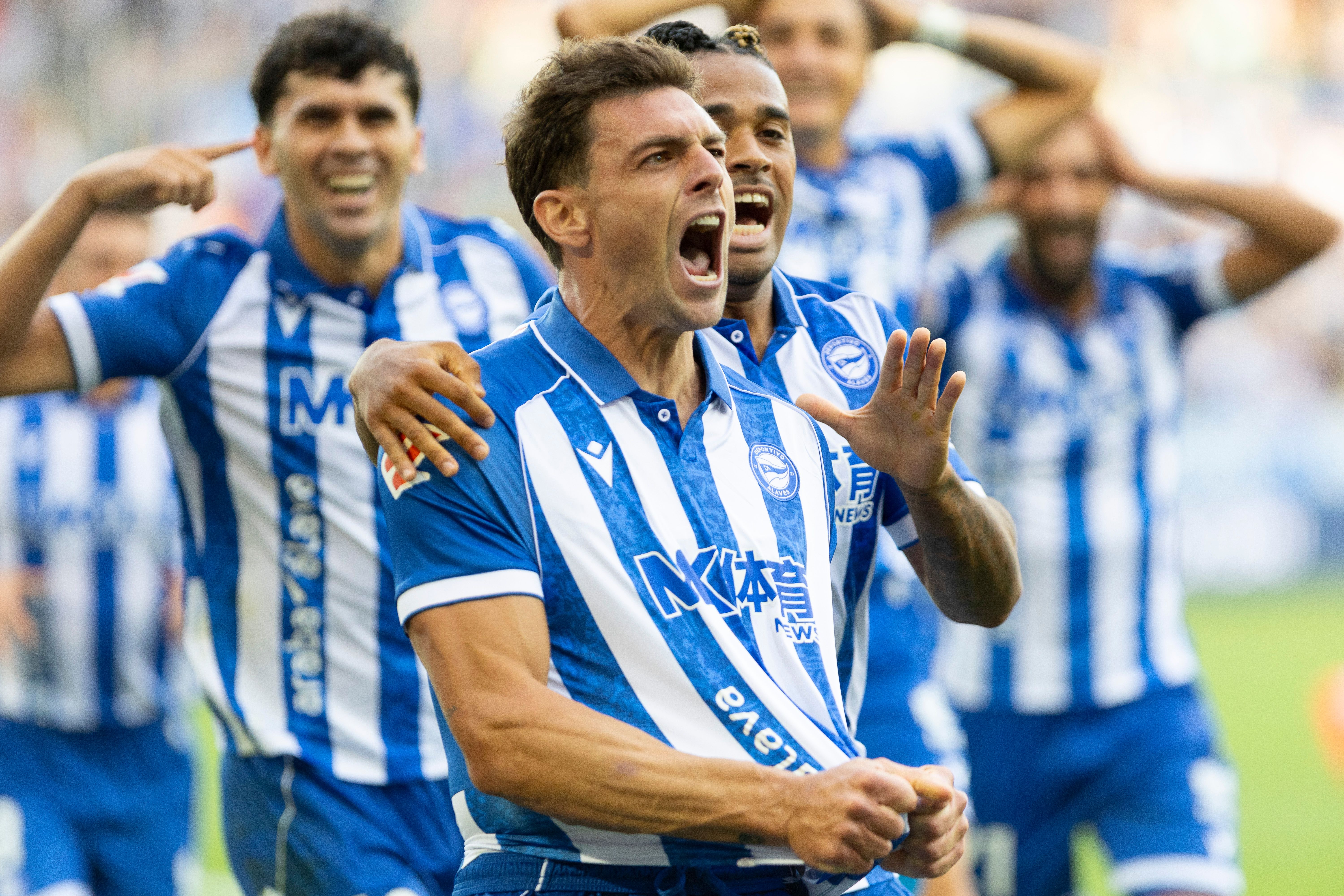 Lucas Boyé celebra uno de sus goles en el Alavés-Osasuna