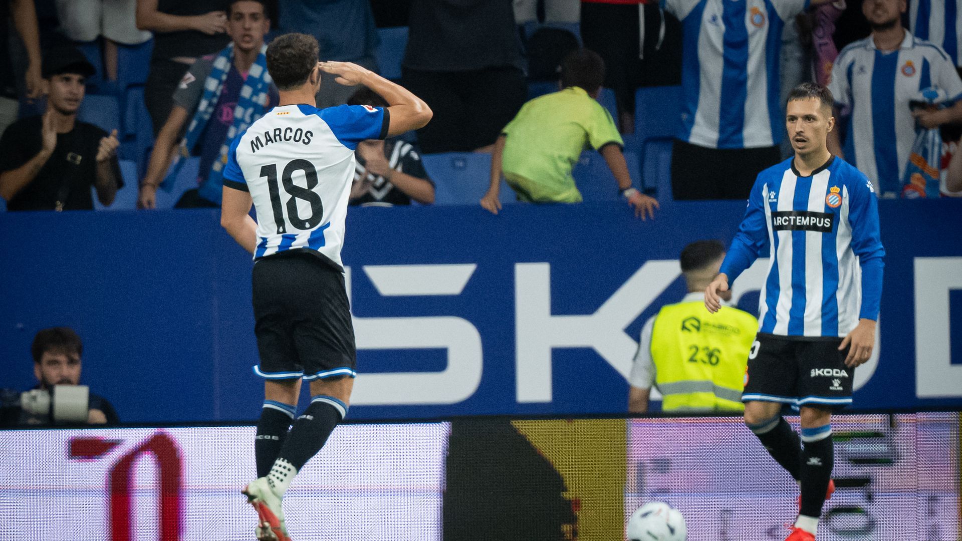 Marcos Fernández celebra su gol al Sevilla.