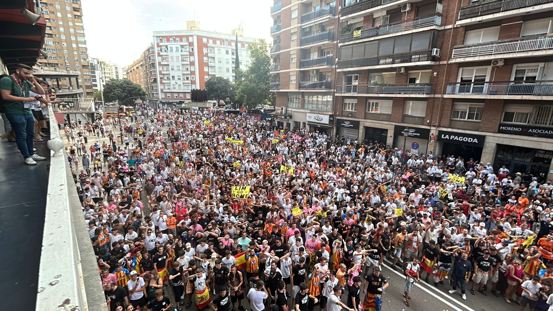 Miles de aficionados protestan en Mestalla al final