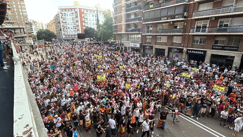 Miles de valencianistas protestan tras el Valencia-Barça