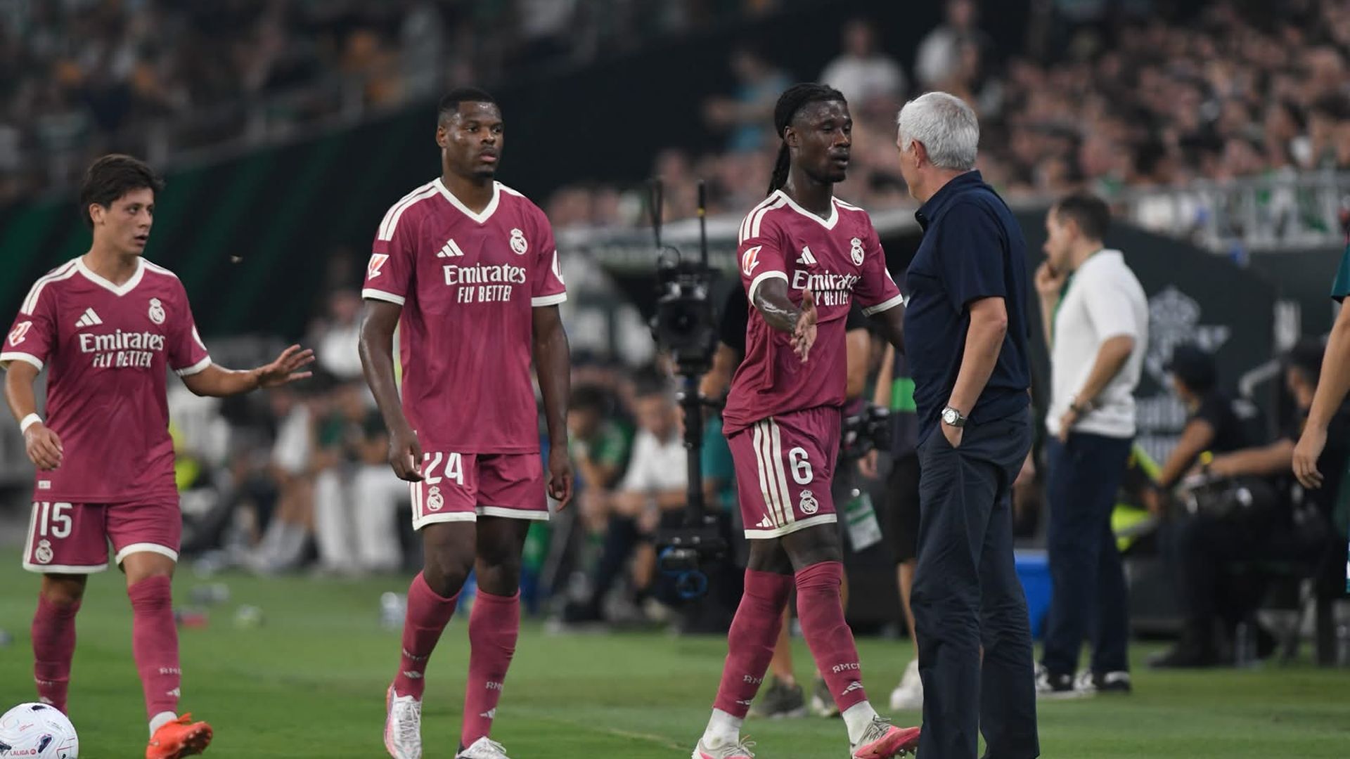 Mourinho choca con Camavinga, Dumfries y Arda Güler en el Betis-Real Madrid