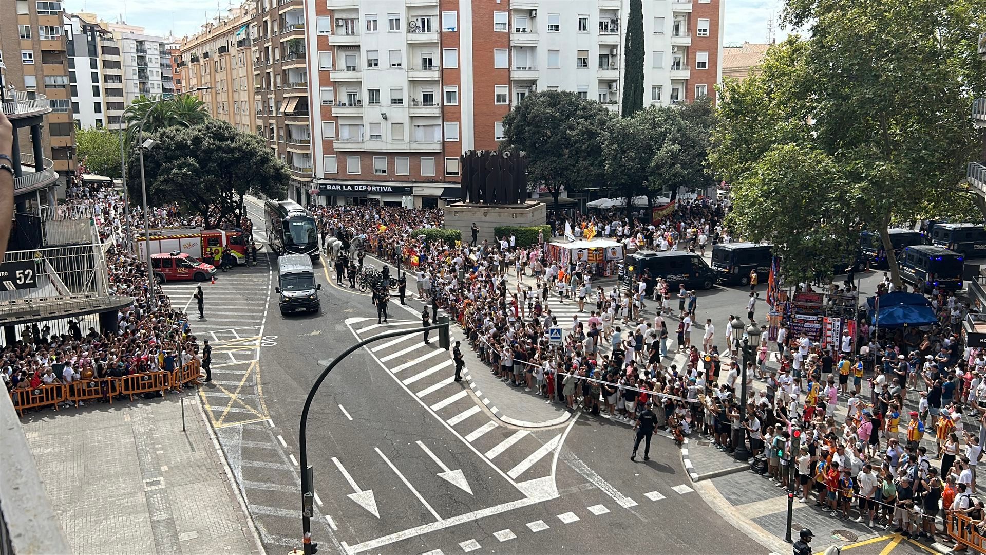 Pitos y protestas a la llegada del autobús del Valencia CF