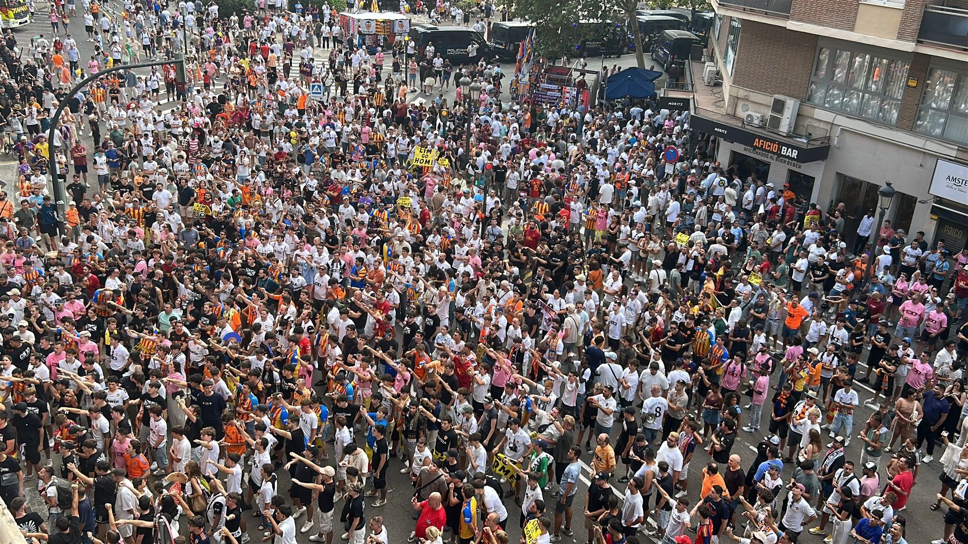 Protestas a las puertas de Mestalla