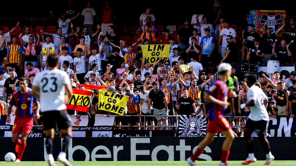 Protestas fuera de Mestalla antes del Valencia-Barça
