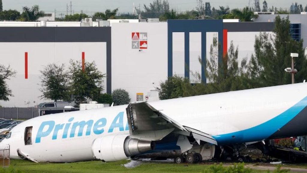 Mueren cinco personas en la salida de pista de una avión de carga de Amazon en el aeropuerto de Miami