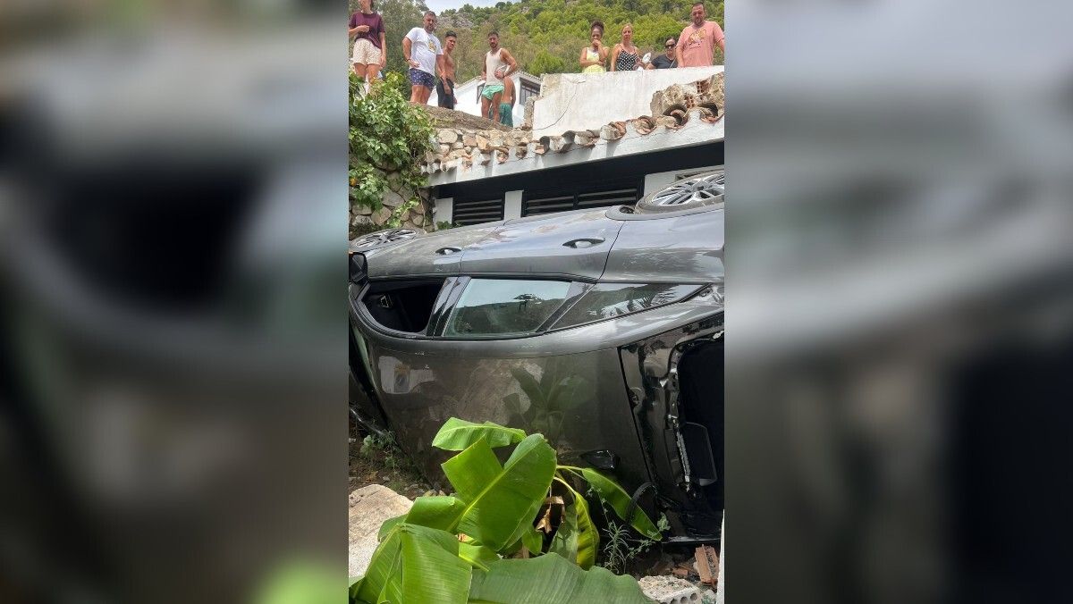 Acelera dando marcha atrás en vez de frenar hasta caer y estrellarse con el coche de alquiler contra un hotel en Mijas, Málaga