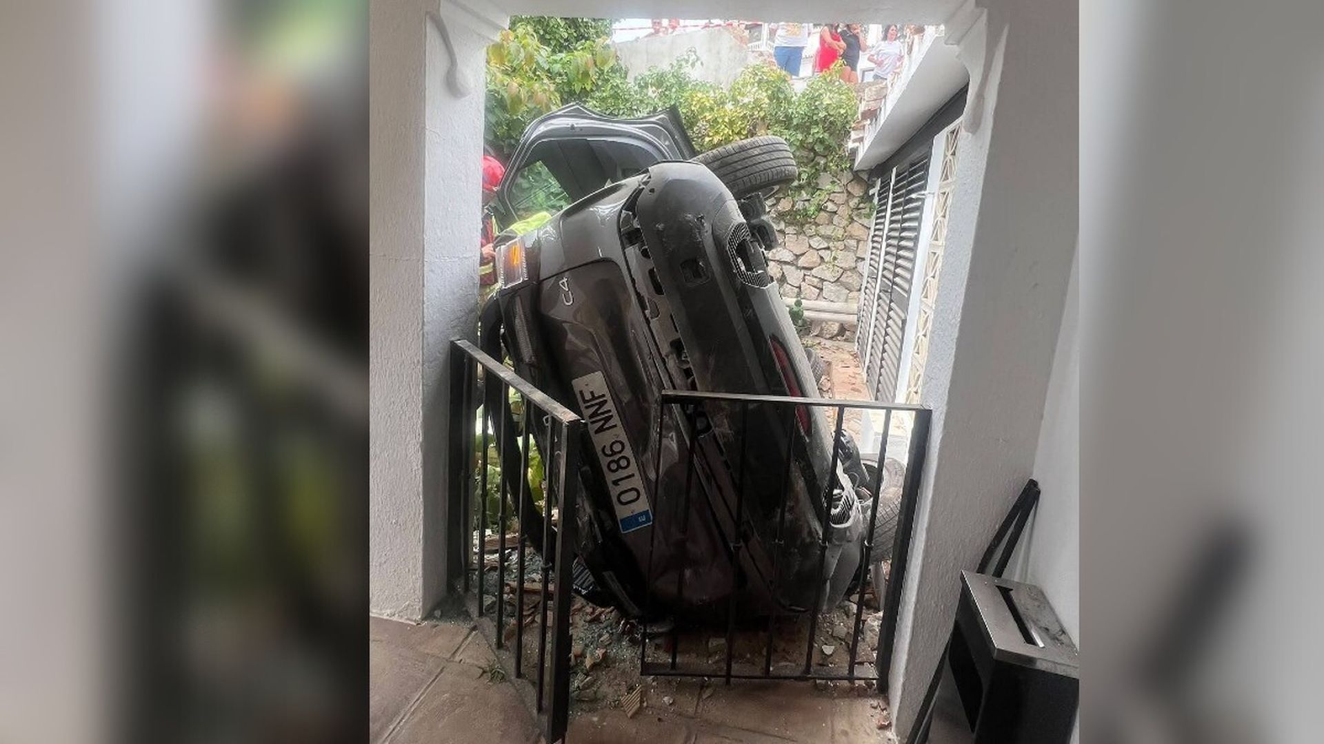 Acelera dando marcha atrás en vez de frenar hasta caer y estrellarse con el coche de alquiler contra un hotel en Mijas, Málaga Acelera dando marcha atrás en vez de frenar hasta caer y estrellarse con el coche de alquiler contra un hotel en Mijas, Málaga