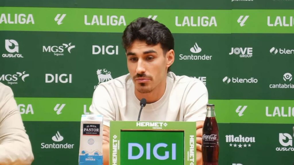 André Almeida presentado con el Racing de Santander