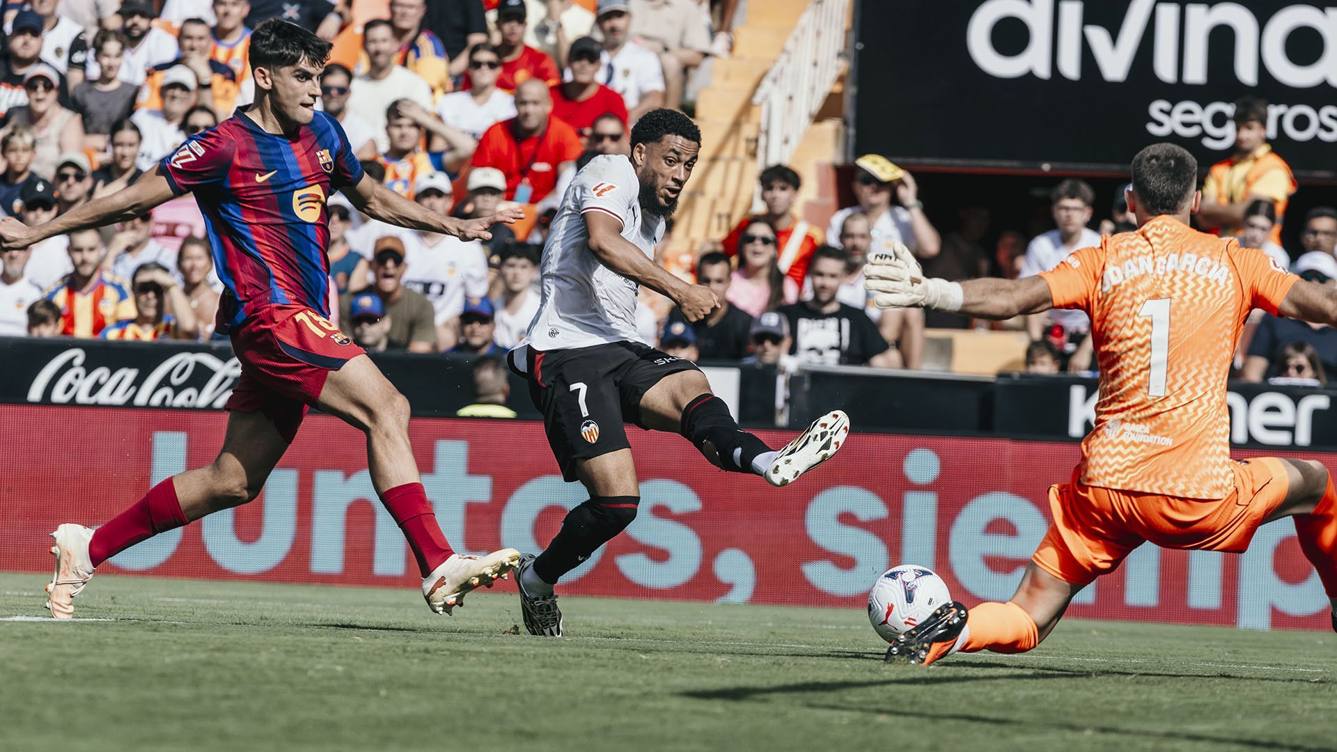 Danjuma ante el Barça