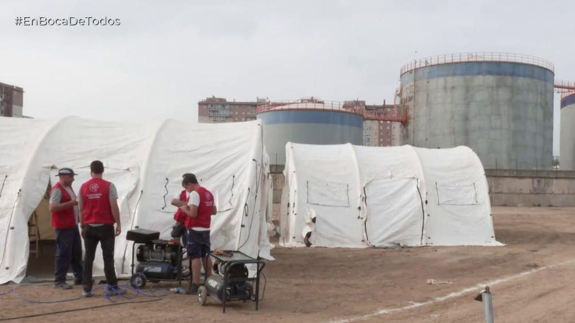 El Gobierno aloja a más de 1.000 inmigrantes en el puerto de Ceuta El Gobierno aloja a más de 1.000 inmigrantes en el puerto de Ceuta