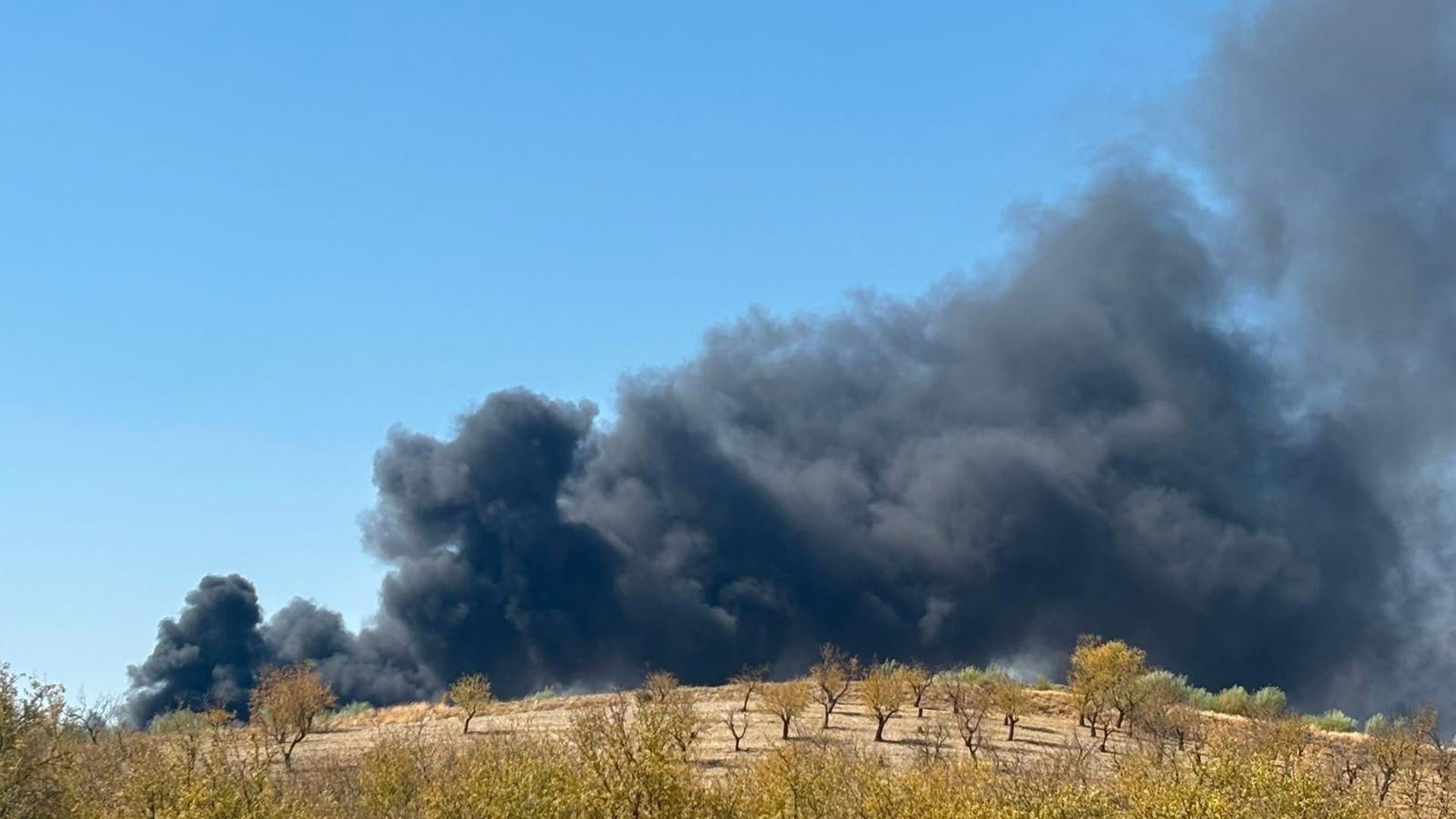 El incendio de una instalación de reciclaje en Alhendín, Granada, provoca una gran columna de humo El incendio de una instalación de reciclaje en Alhendín, Granada, provoca una gran columna de humo
