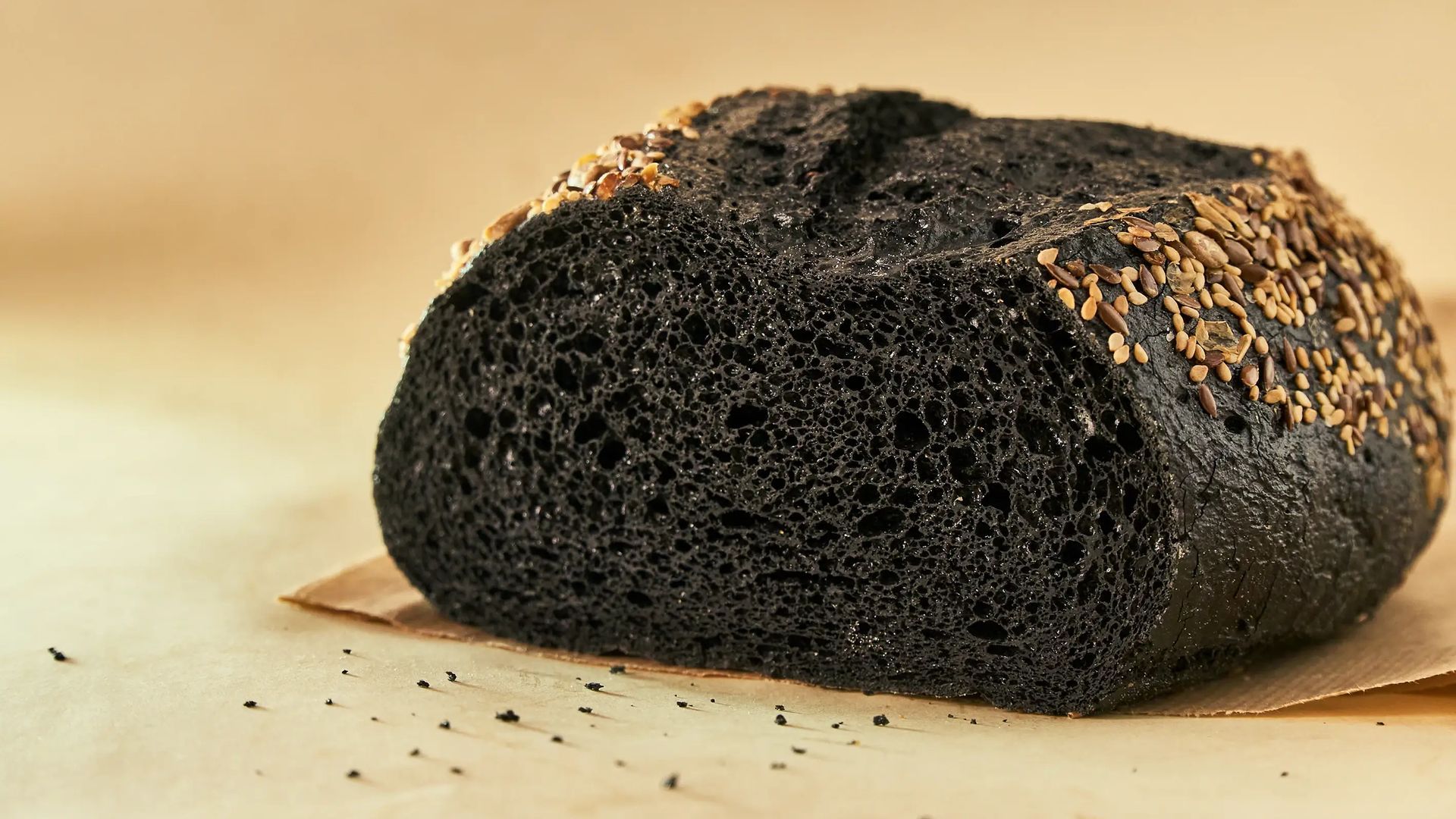 El pan de carbón de Leon The Baker. El pan de carbón de Leon The Baker.