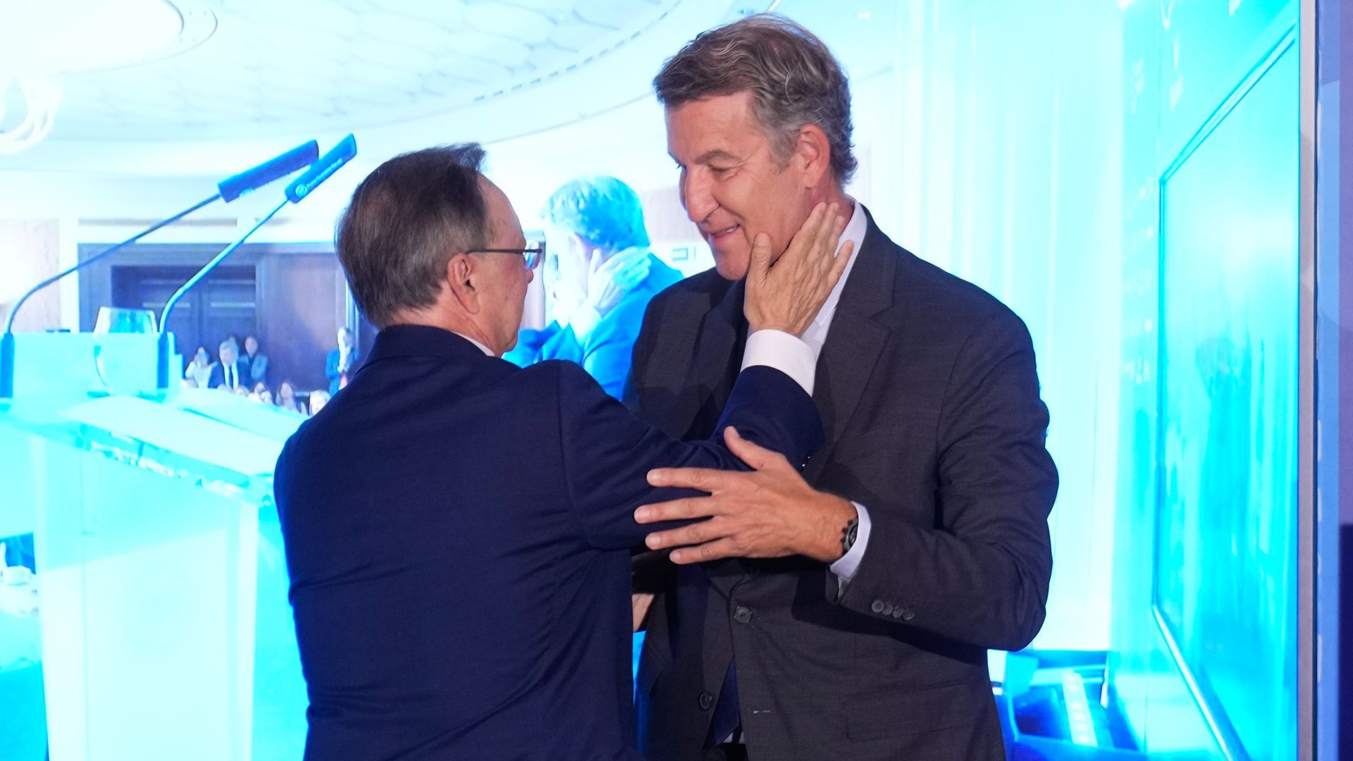 El presidente de la Ciudad Autónoma de Ceuta, Juan Jesús Vivas saluda al líder del PP, Alberto Nuñez Feijóo.