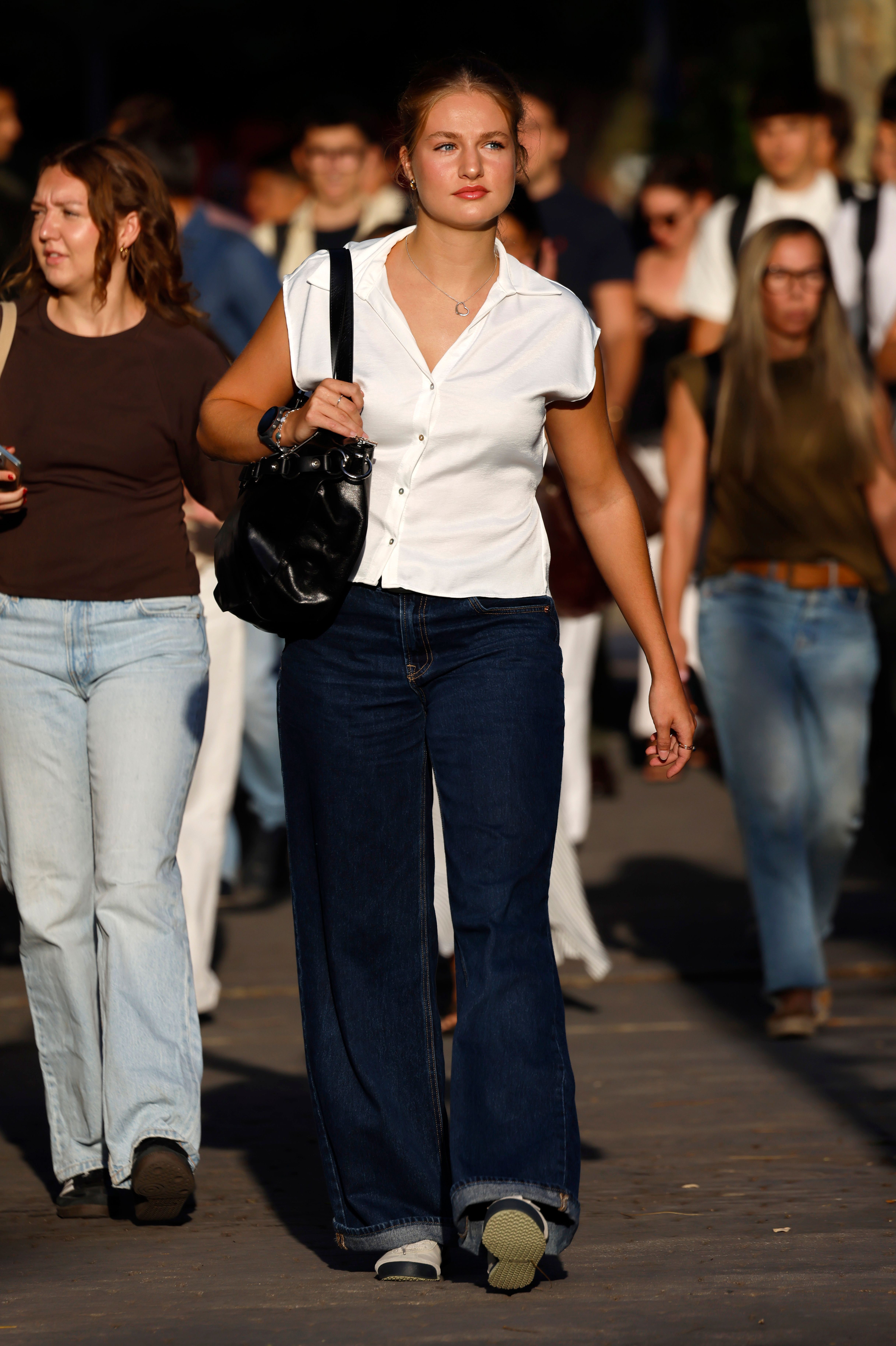 La heredera al trono ha lucido para su primer día un look sencillo con vaqueros y blusa blanca