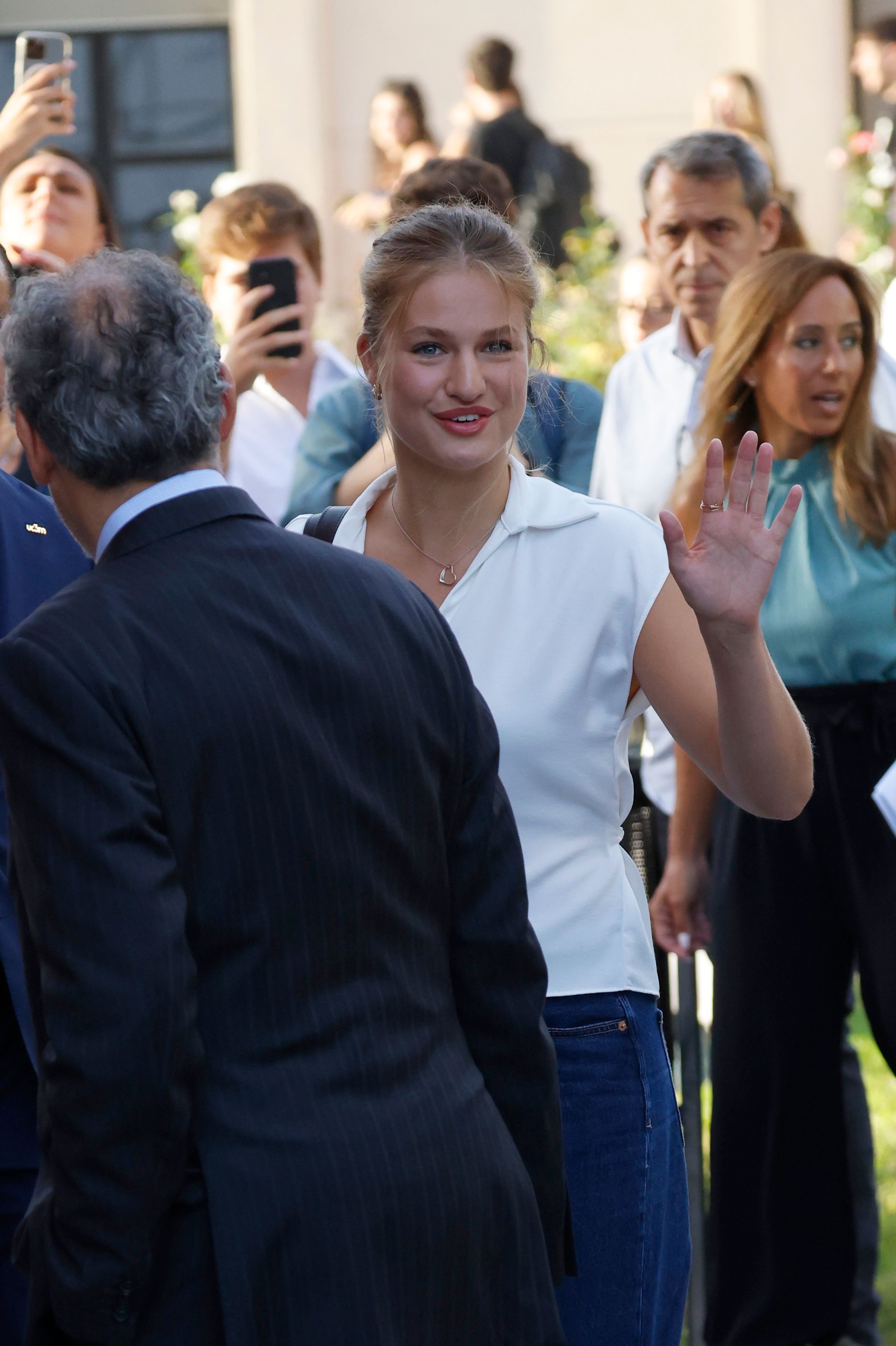 La hija de Felipe VI ha saludado a los alumnos y a los curiosos