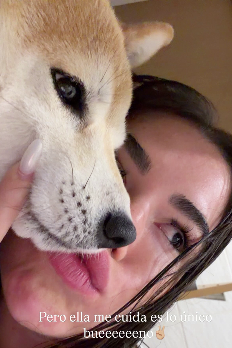 Helena con su perrita