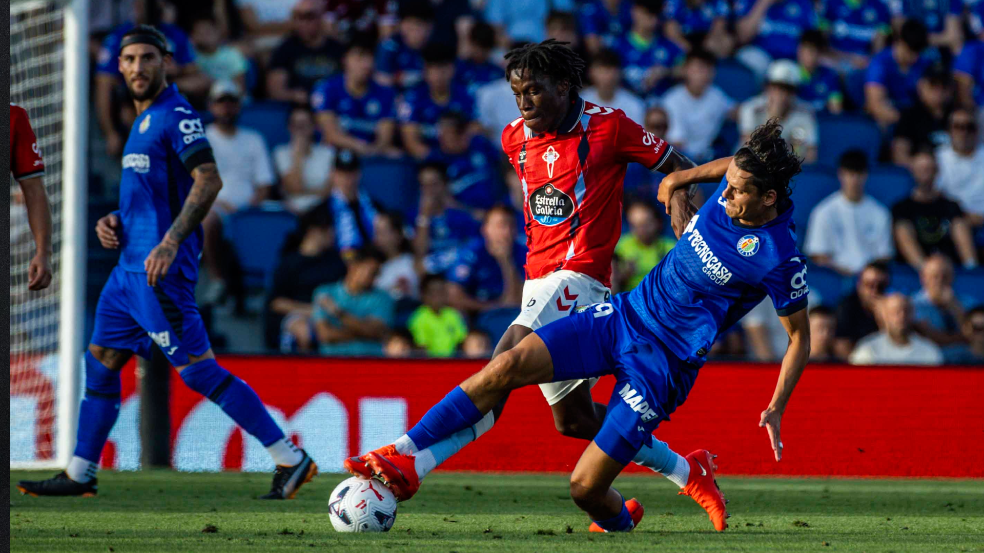 Ilaix Moriba, ante Enes Ünal en el Getafe-Celta