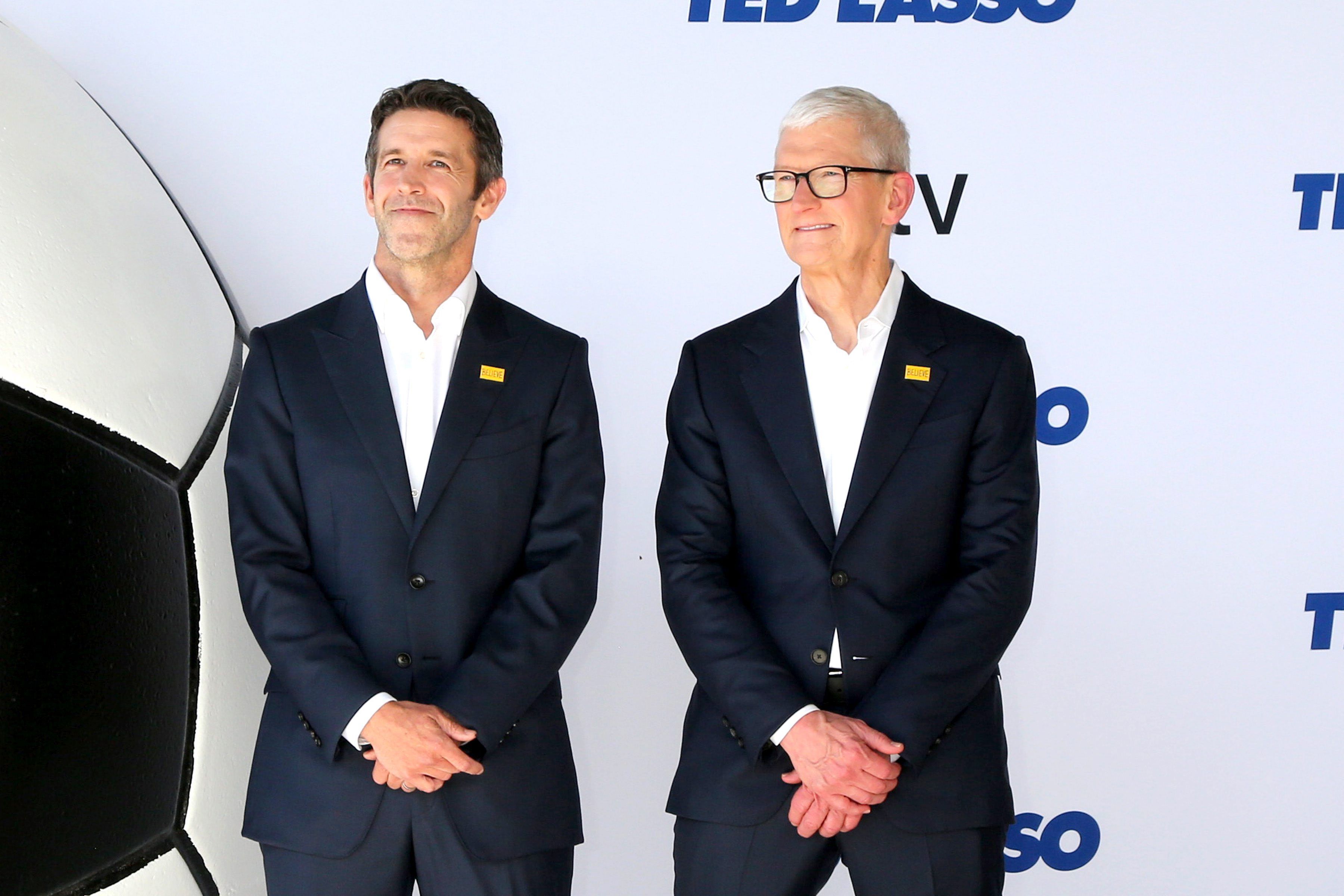 John Ternus y Tim Cook