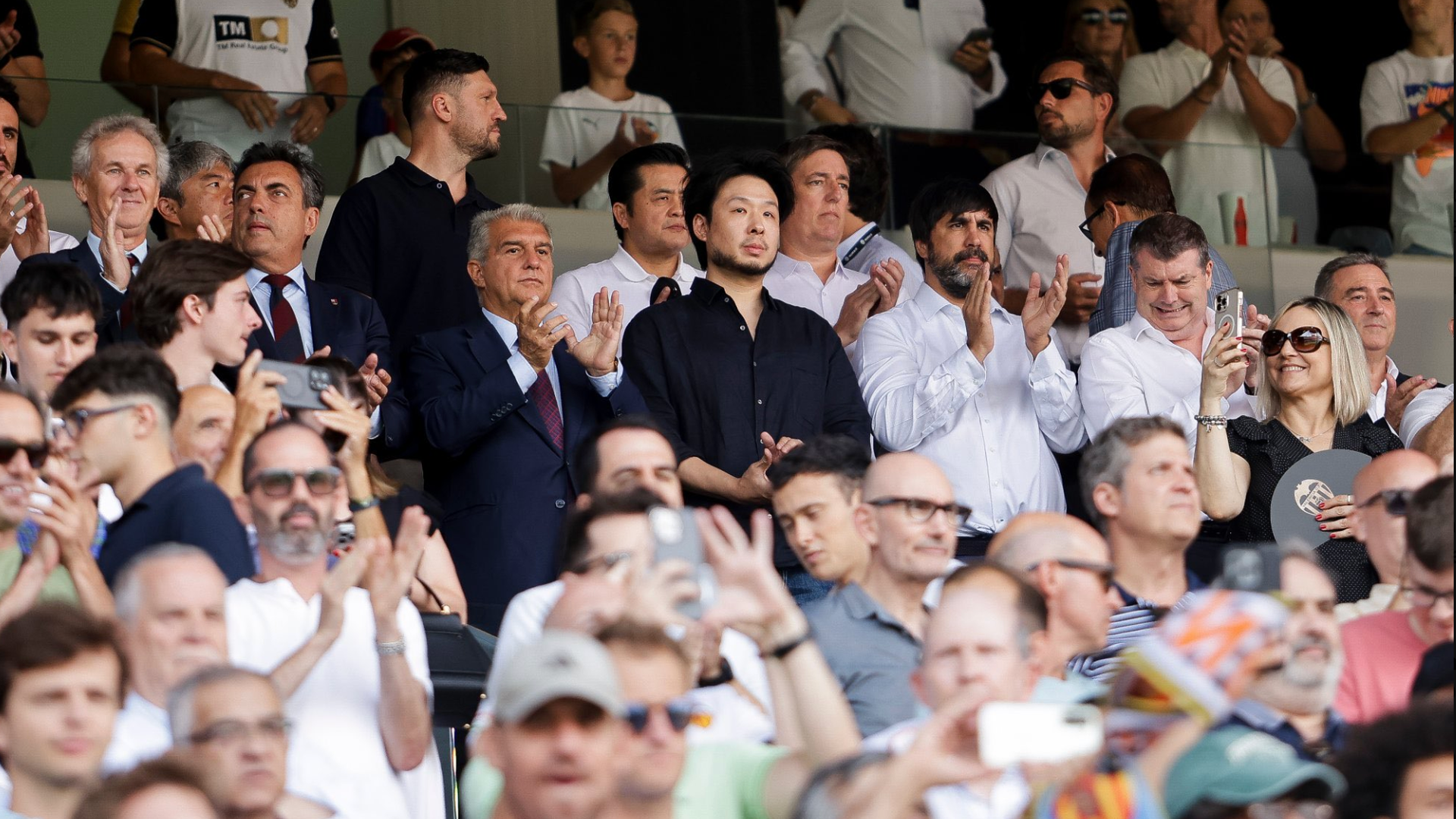 Kiat Lim en el palco de Mestalla con Laporta