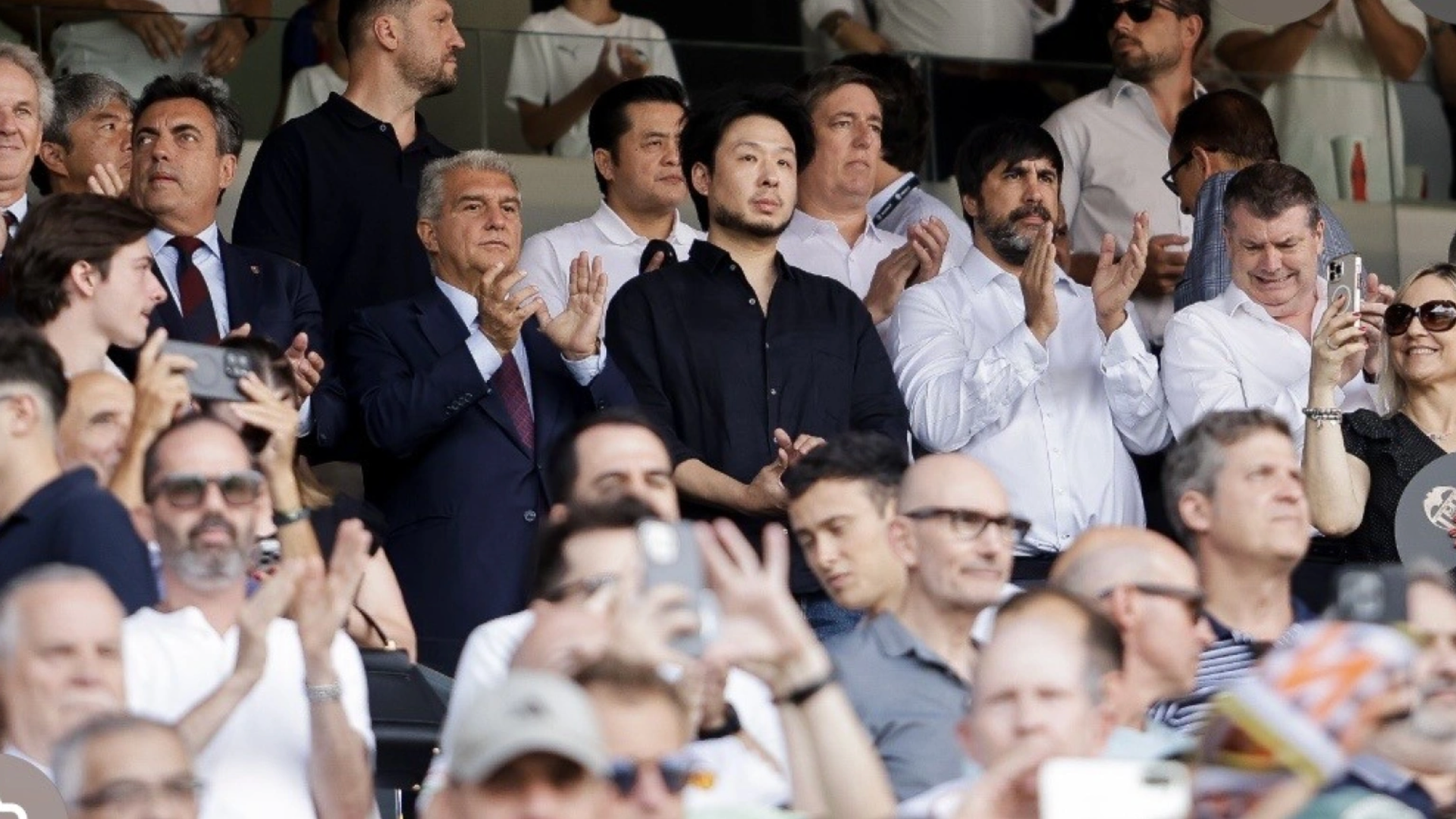 Kiat Lim, Javier Solís y Ron Gourlay en el palco viendo el Valencia-Barcelona