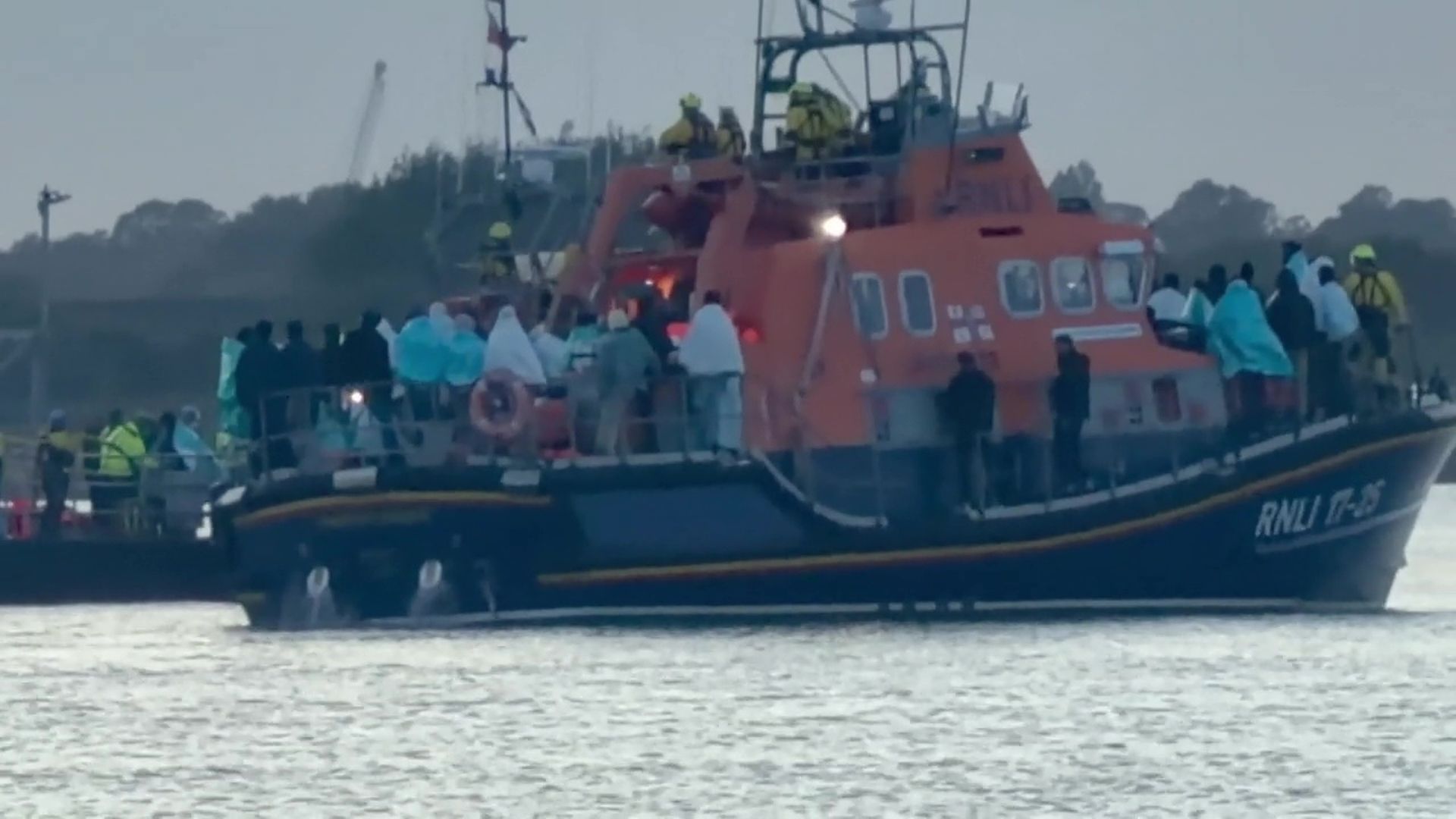 La extrema derecha británica bloquea el puerto de Portsmouth para impedir el desembarco de inmigrantes La extrema derecha británica bloquea el puerto de Portsmouth para impedir el desembarco de inmigrantes