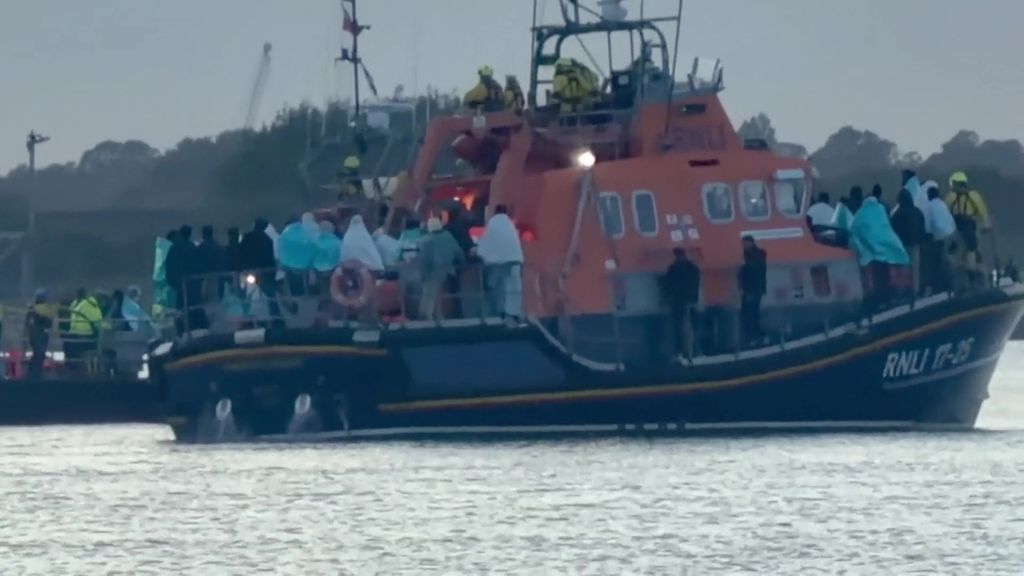 La extrema derecha británica bloquea el puerto de Portsmouth para impedir el desembarco de inmigrantes