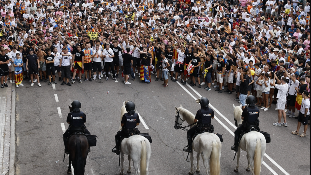 Miles de valencianistas protestan tras el Valencia-Barça