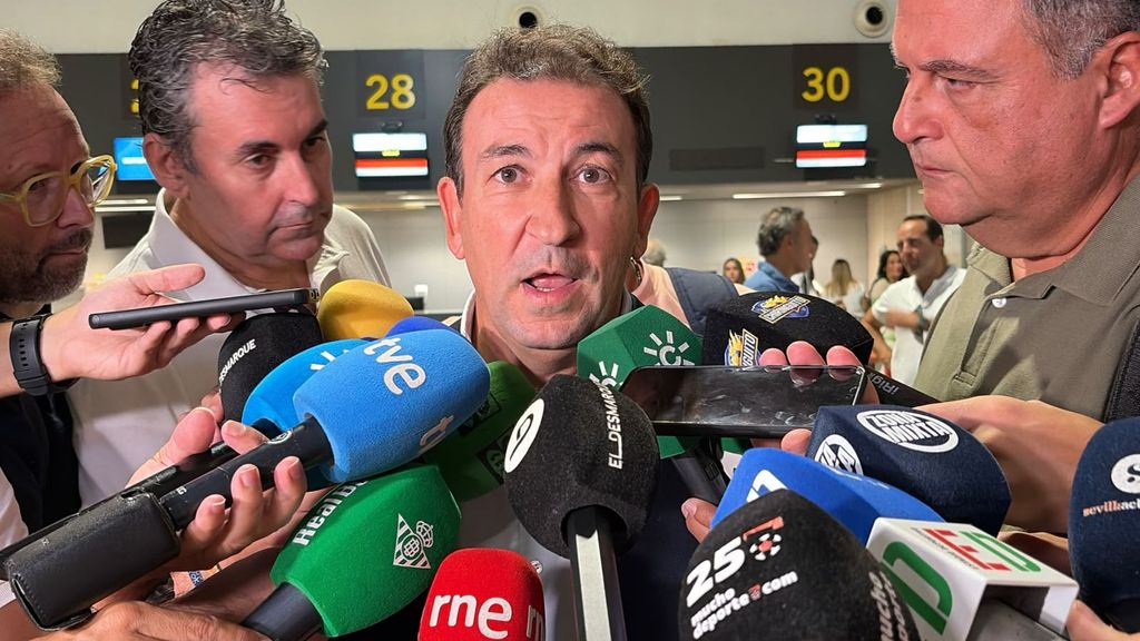José Miguel López Catalán, en la salida del Betis hacia Lille