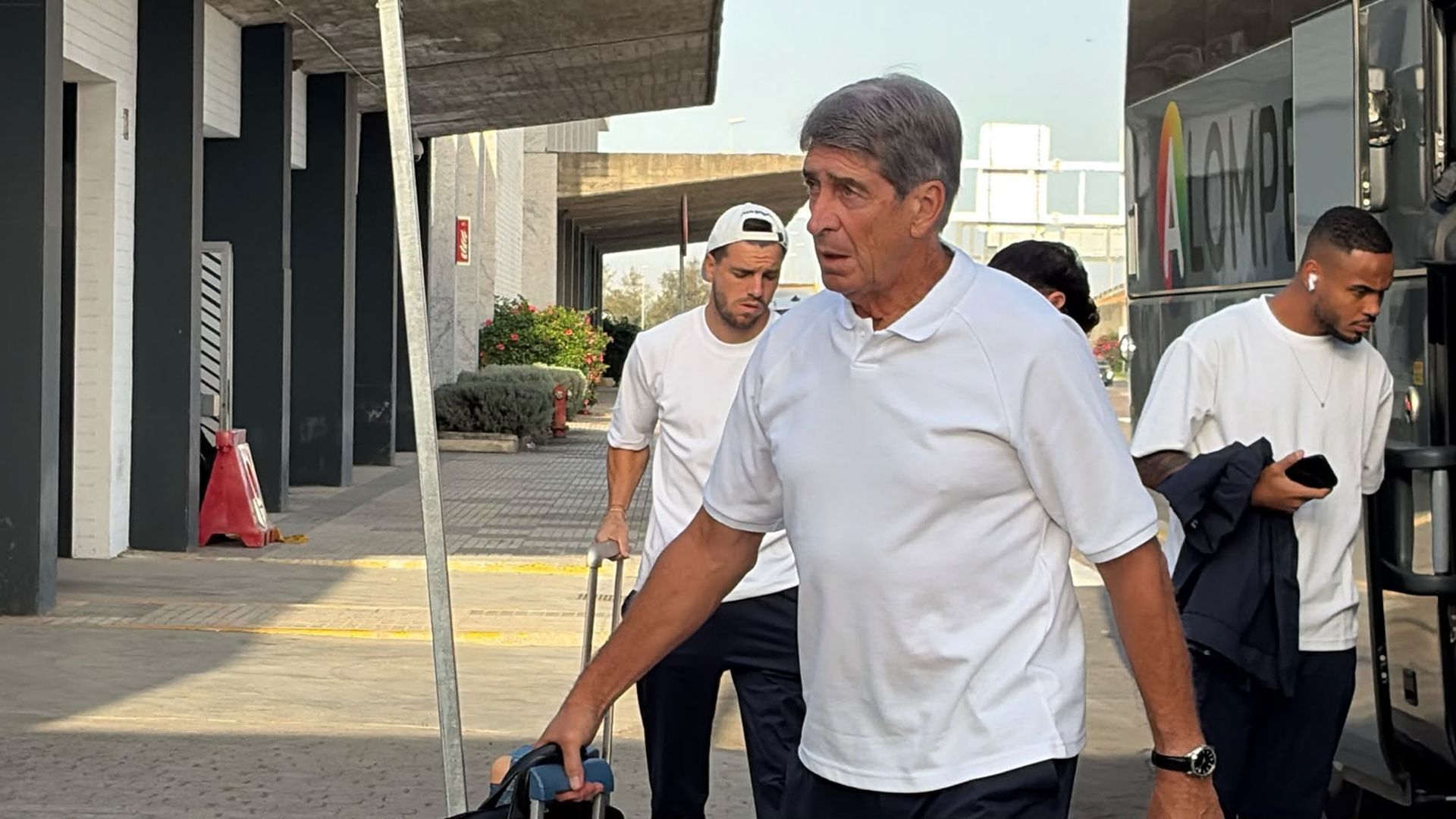 Manuel Pellegrini, en la salida del Betis hacia Lille