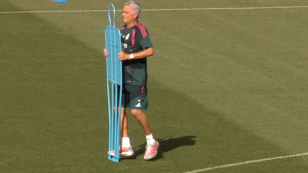 Mou lo hace todo: el entrenador no para en la sesión previa al partido contra el Inter