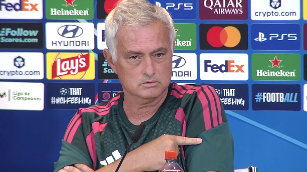 Mourinho estalla contra el VAR y el árbitro por no repetir el penalti ante el Betis y la tarjeta a Vinicius: "Un poco extraño"