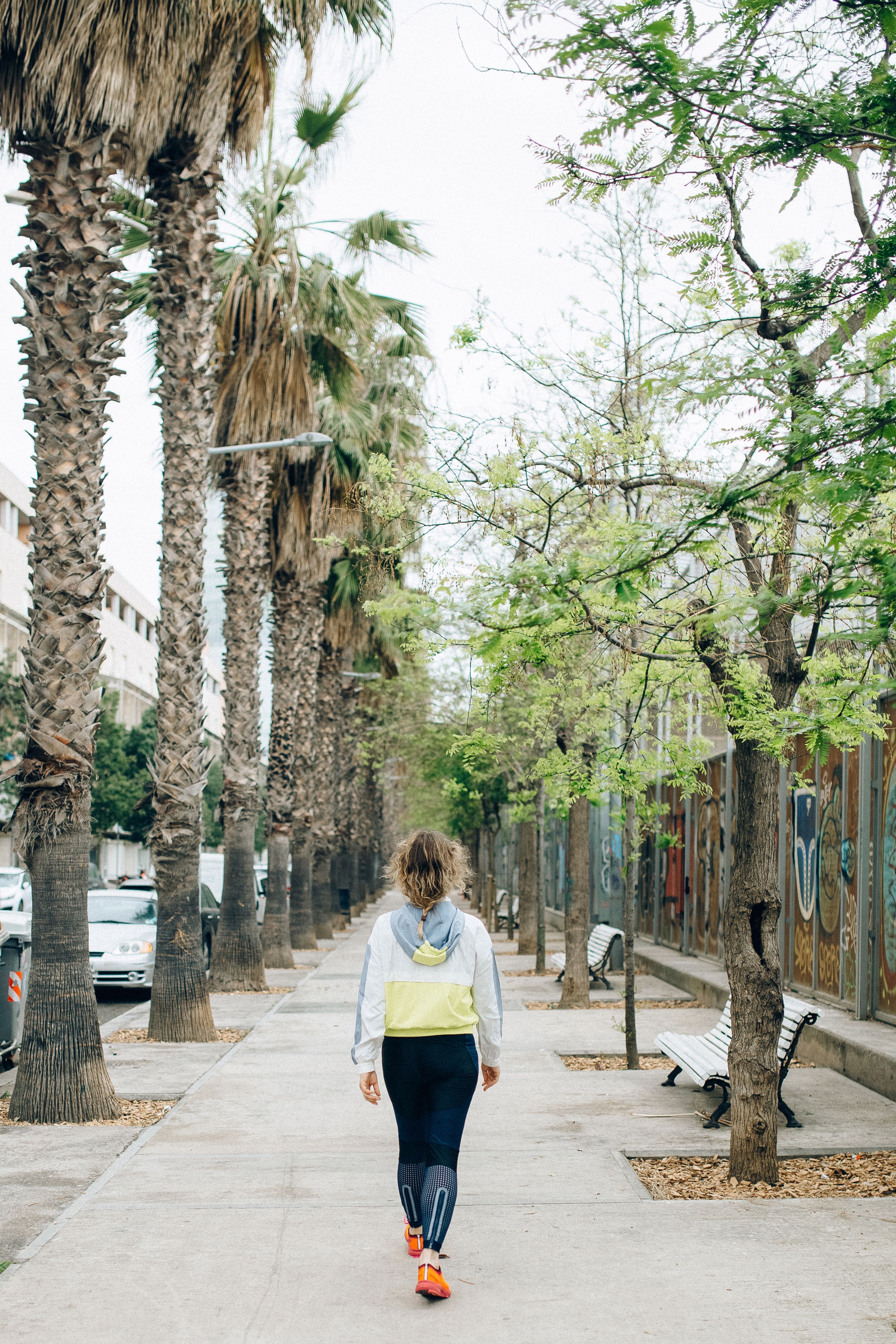 Mujer caminando al aire libre
