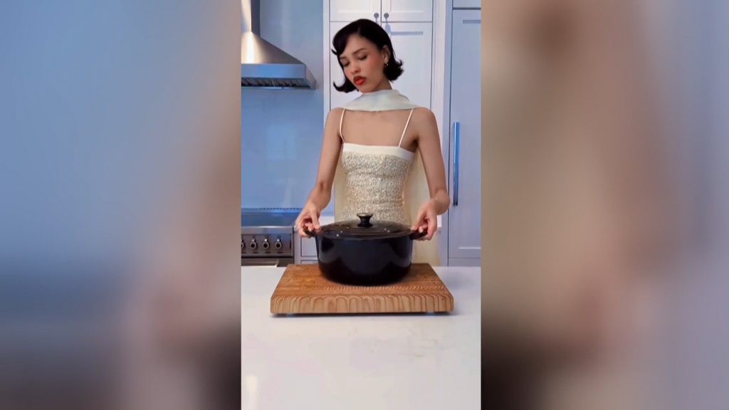 Niñeras, imperios multimillonarios y un gran negocio: la realidad que hay detrás de las 'tradwifes' que arrasan en redes sociales