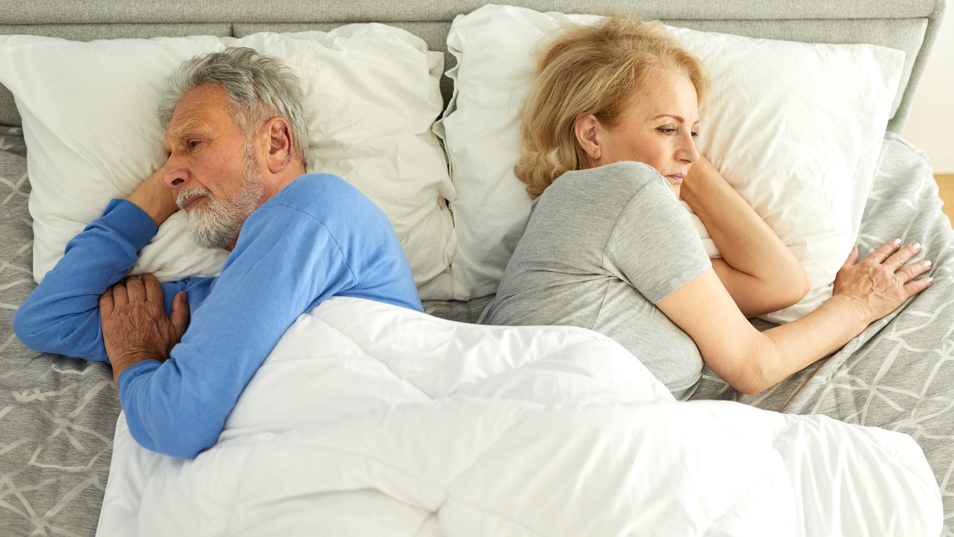 Pareja madura durmiendo mal Pareja madura durmiendo mal