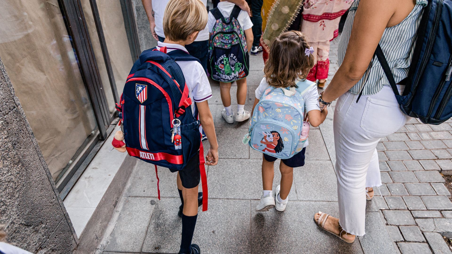 Reencuentros y alguna lágrima en la vuelta al cole de más de 1,2 millones de alumnos en la Comunidad de Madrid Reencuentros y alguna lágrima en la vuelta al cole de más de 1,2 millones de alumnos en la Comunidad de Madrid