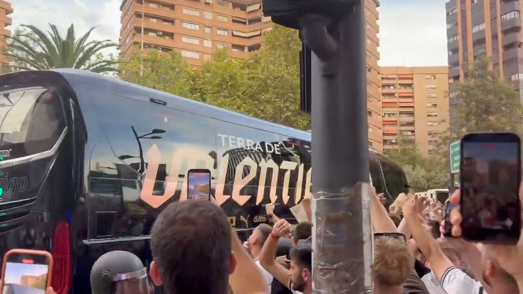 Salida autobús del Valencia CF