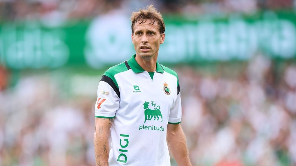 La cara de circunstancia de Sergio Canales cuando abre la bola de su propio equipo: "Pues Racing de Santander"