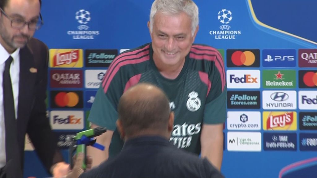 Surrealista: el regalo de un italiano a Mourinho en plena rueda de prensa que escocerá a los culés y enamorará a los madridistas