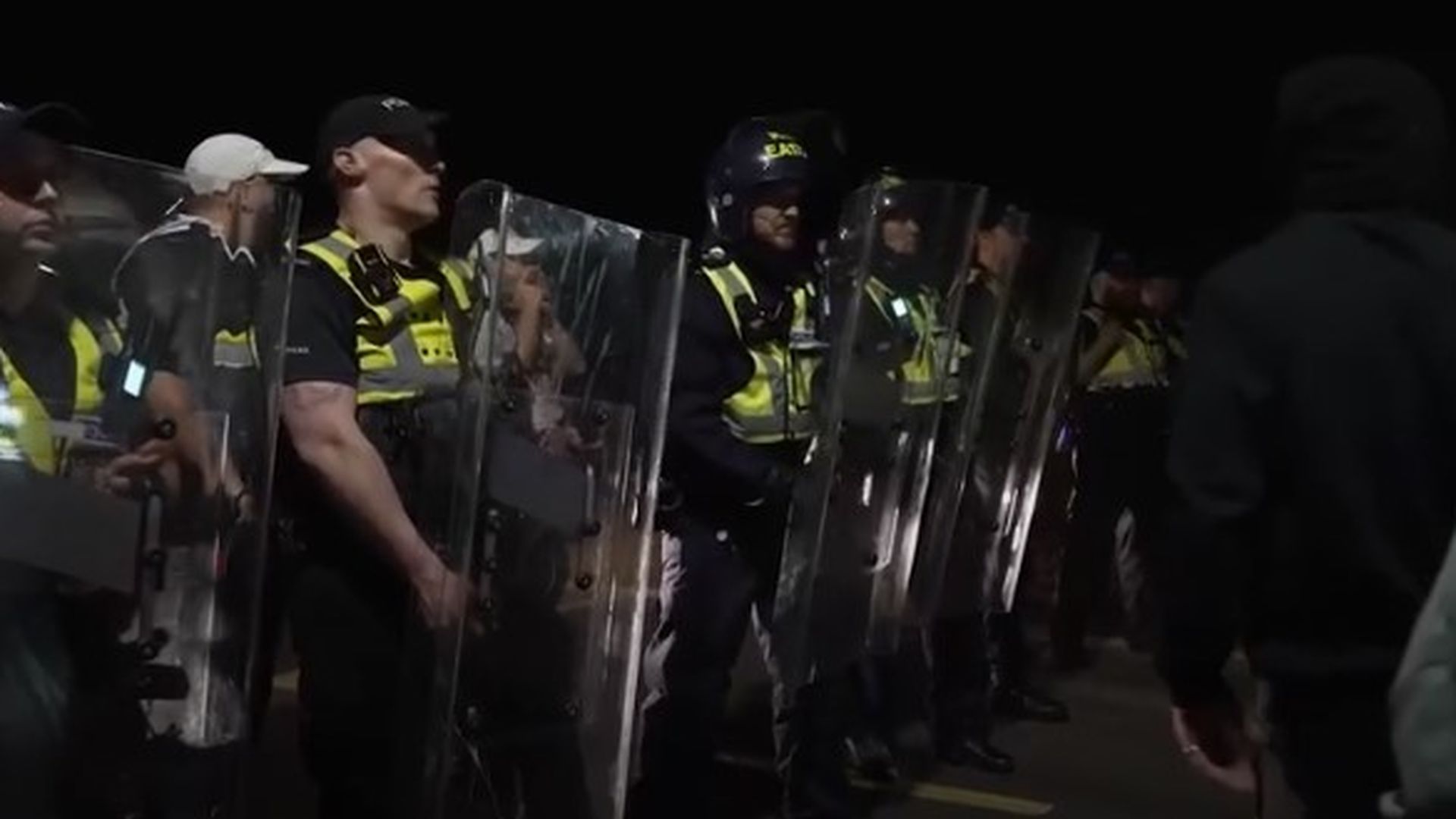 Un centenar de manifestantes bloquearon la calle en Portsmouth Un centenar de manifestantes bloquearon la calle en Portsmouth