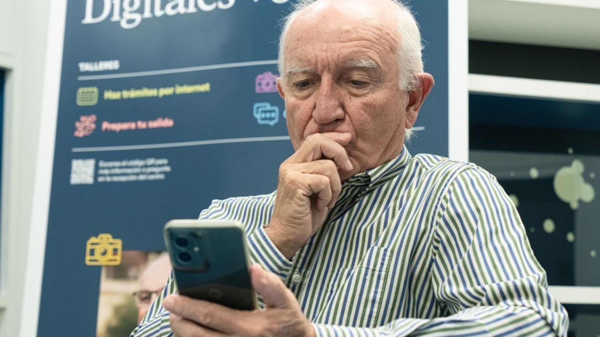 Un señor practica con el móvil durante los talleres Competencias Digitales +60 Un señor practica con el móvil durante los talleres Competencias Digitales +60