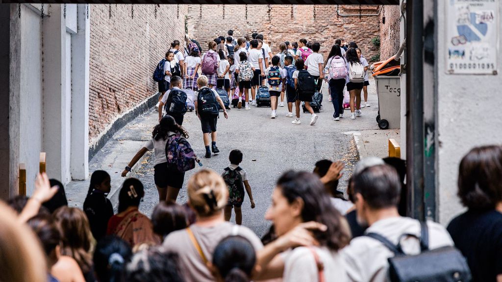 El enfado de los padres ceutíes ante la vuelta al cole: "No puede ser que nuestros hijos pierdan las clases por esta gente"