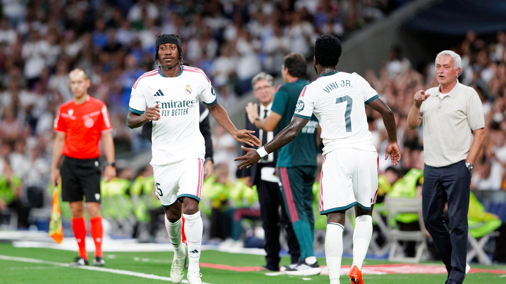 Yan Diomande sustituye a Vinicius y José Mourinho felicita al brasileño