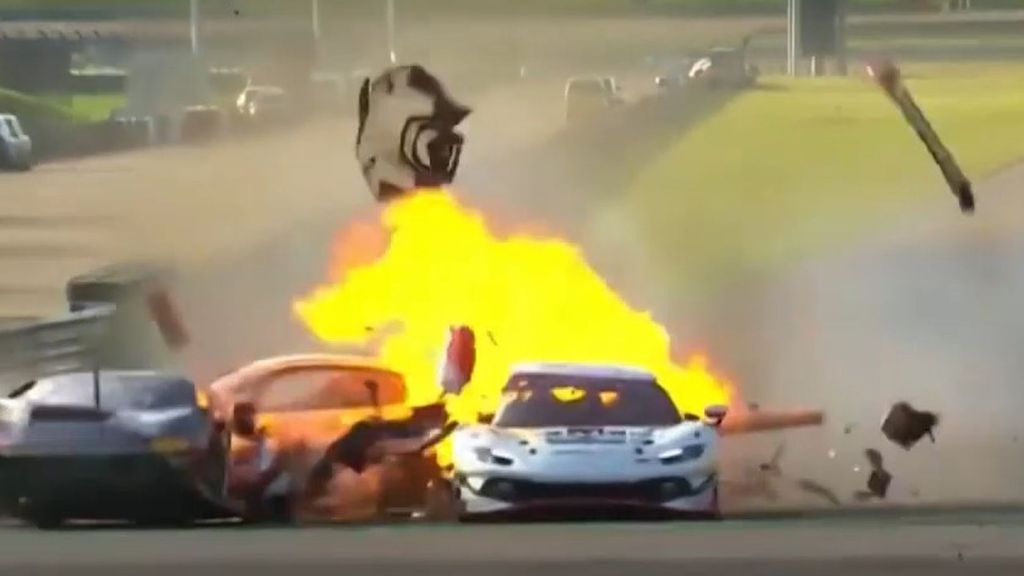 Brutal accidente en una carrera del en el China GT: un piloto arriesga su vida para sacar a su compañero