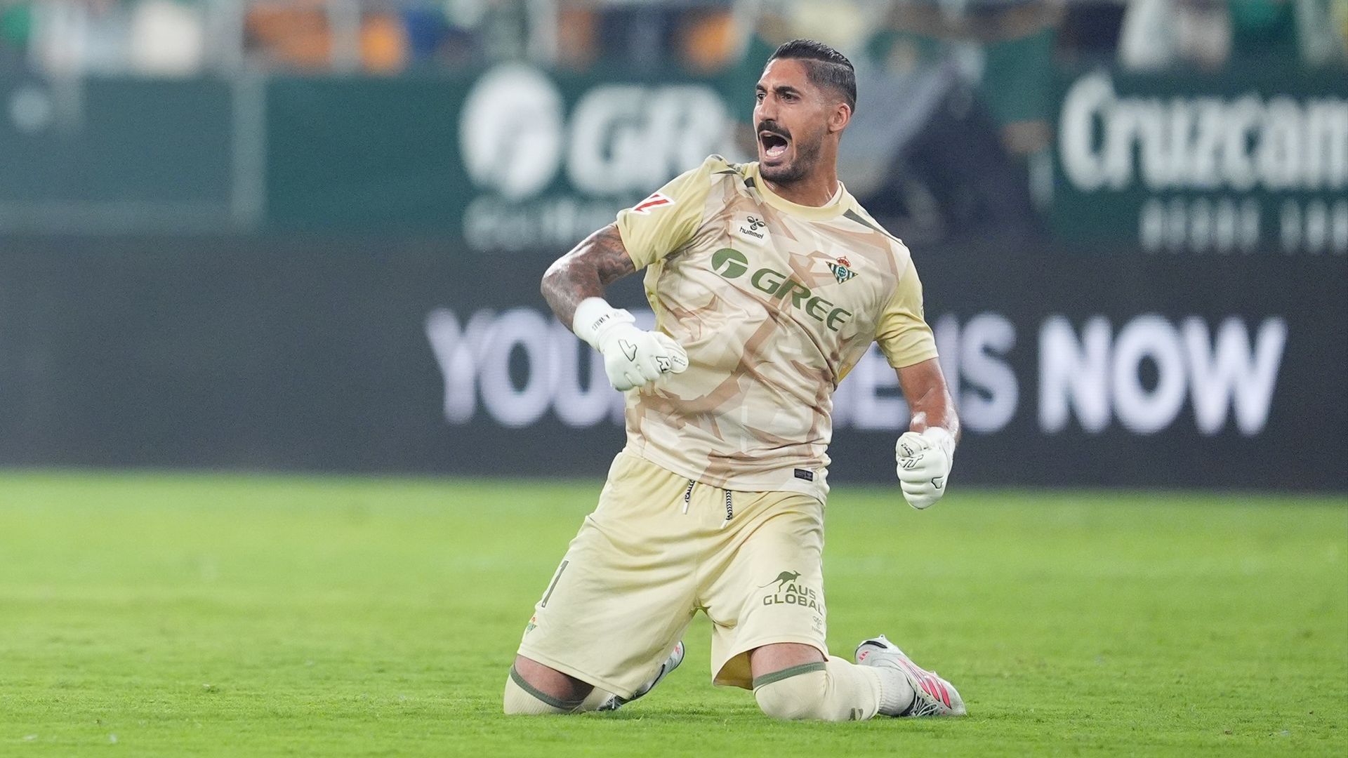 Álvaro Vallés celebrando la victoria del Real Betis contra el Real Madrid en la jornada 4 Álvaro Vallés celebrando la victoria del Real Betis contra el Real Madrid en la jornada 4