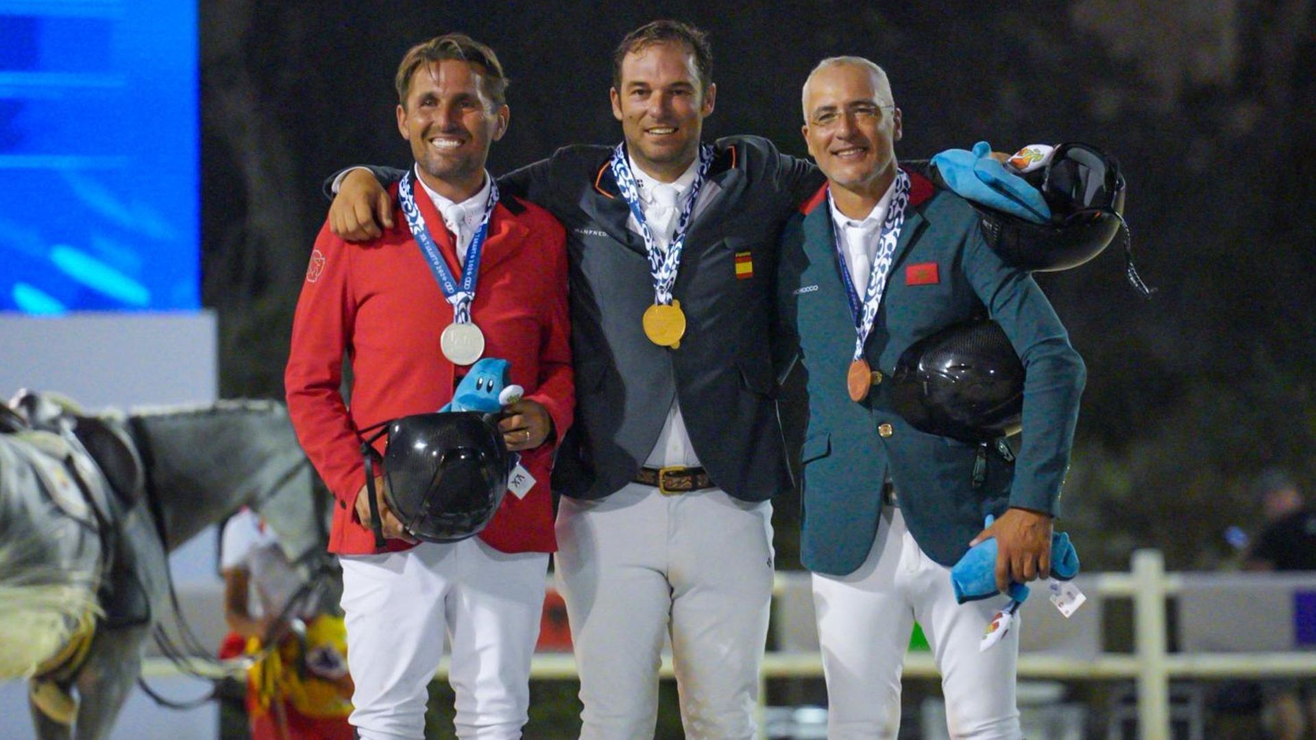 Carlos Bosch posando con la medalla de oro