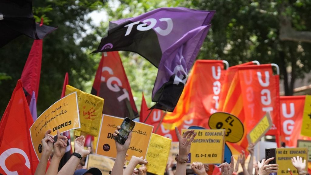 Cataluña vuelve al cole en una jornada marcada por la huelga de profesores